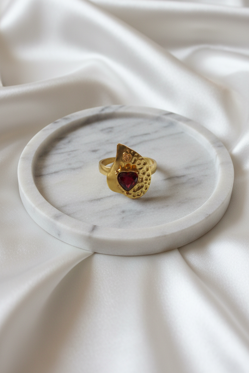 Bague cœur rouge sur plateau marbré