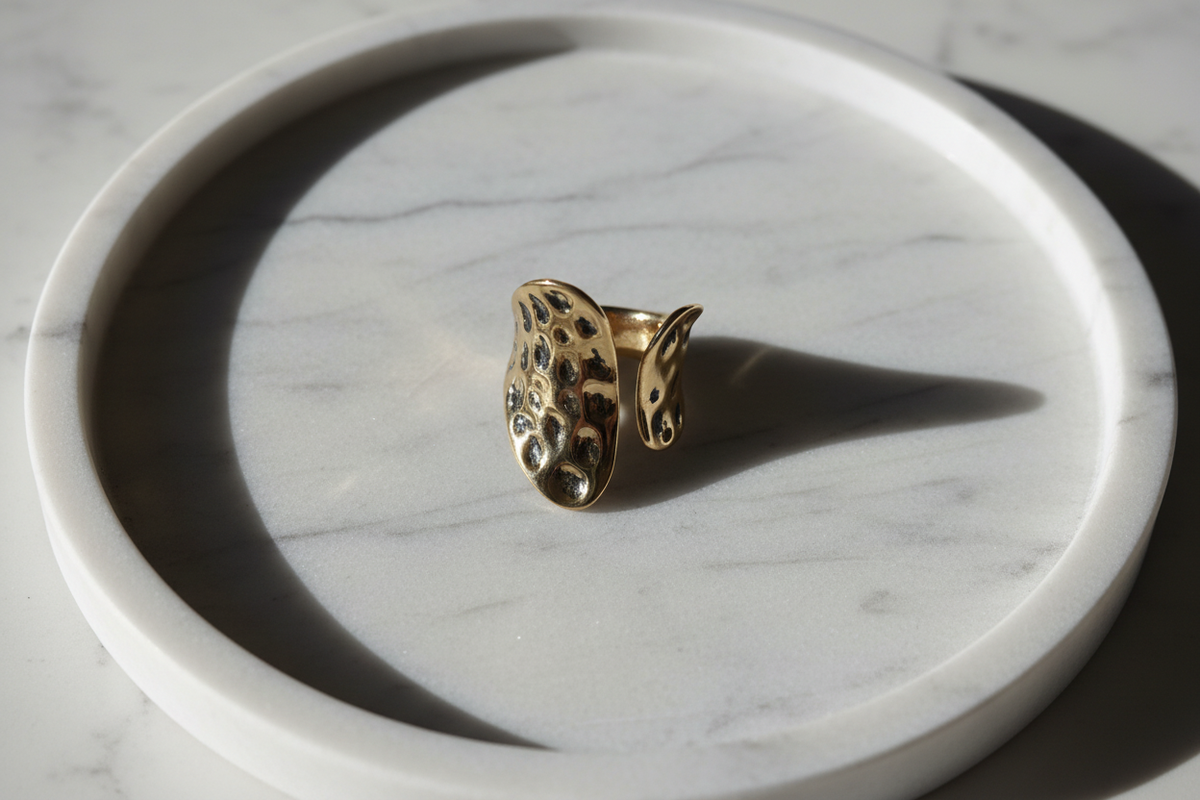Bague dorée sur plateau marbre