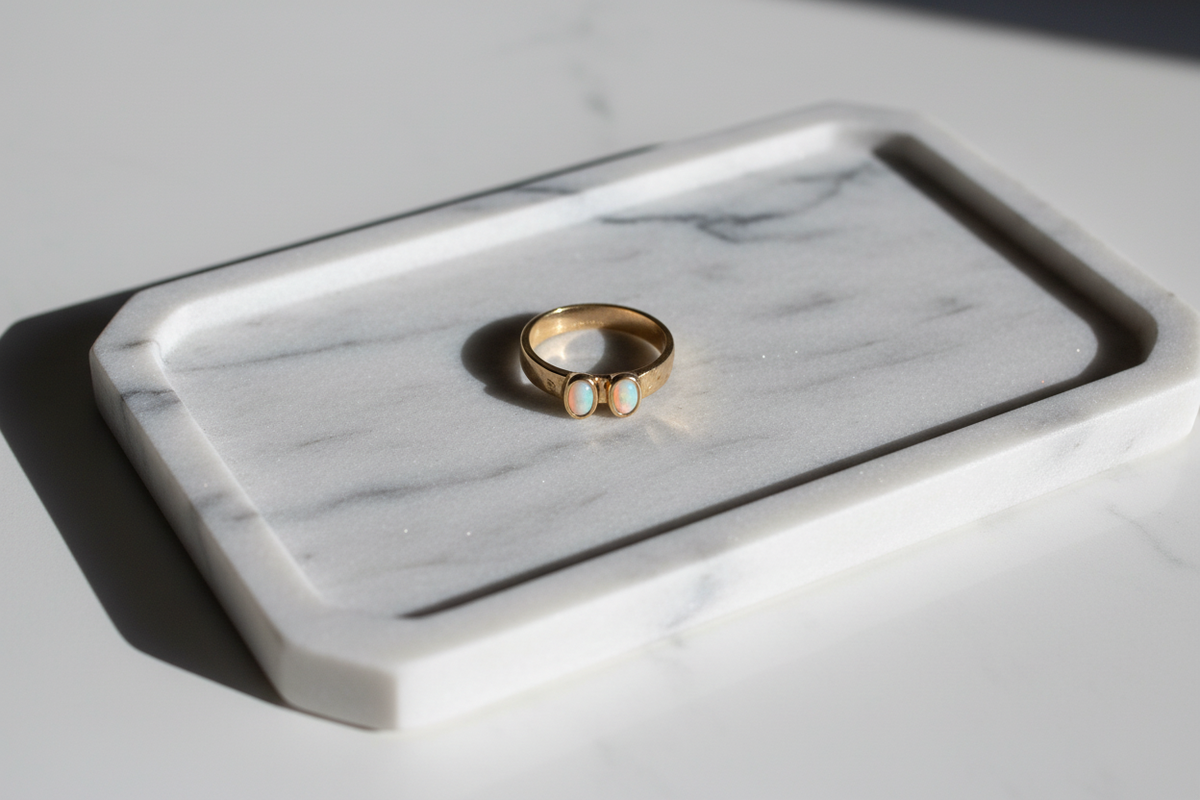 Bague double opale sur plateau marbre