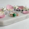 Bague jade sur plateau