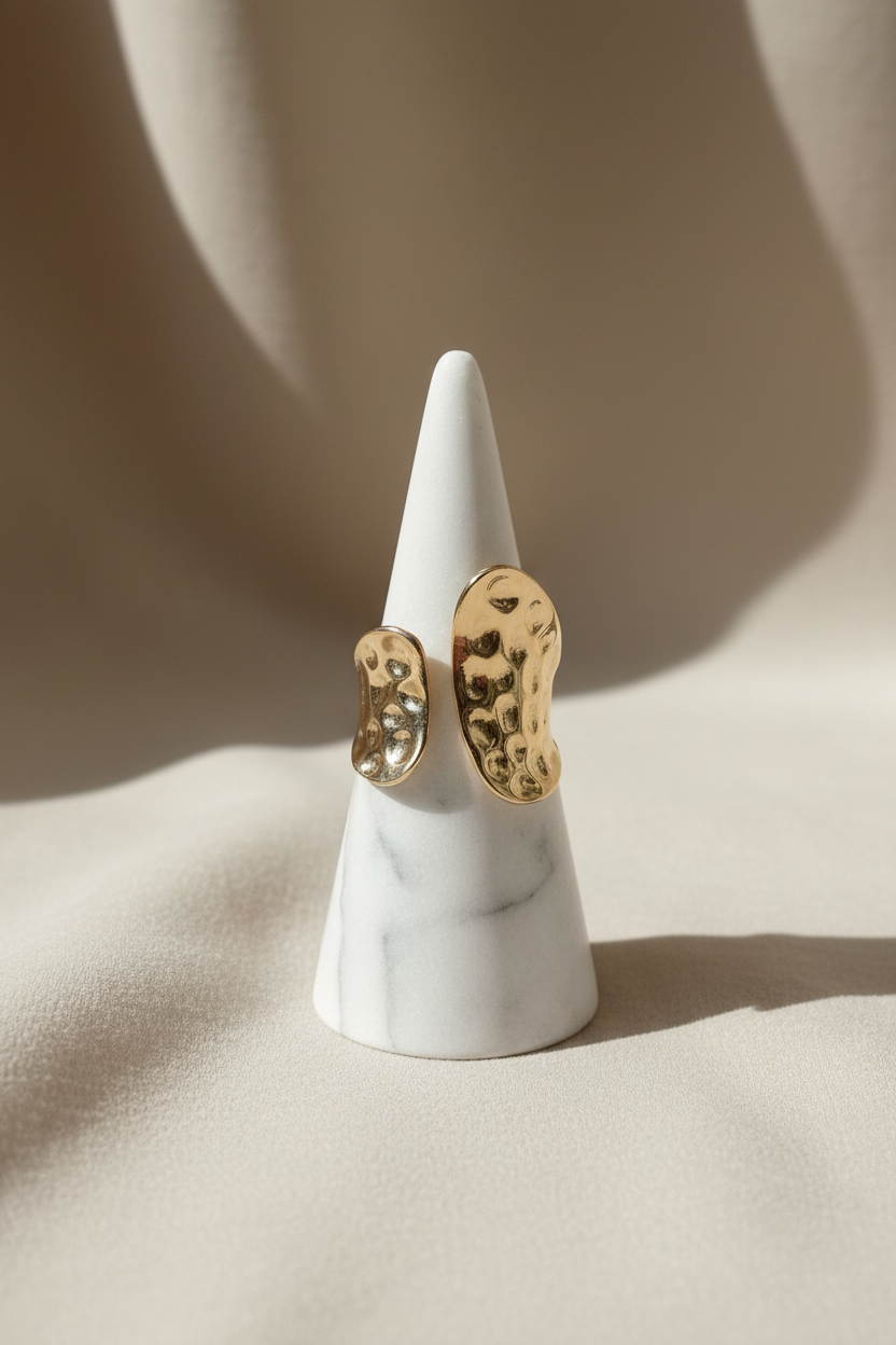 Bague martelée sur présentoir