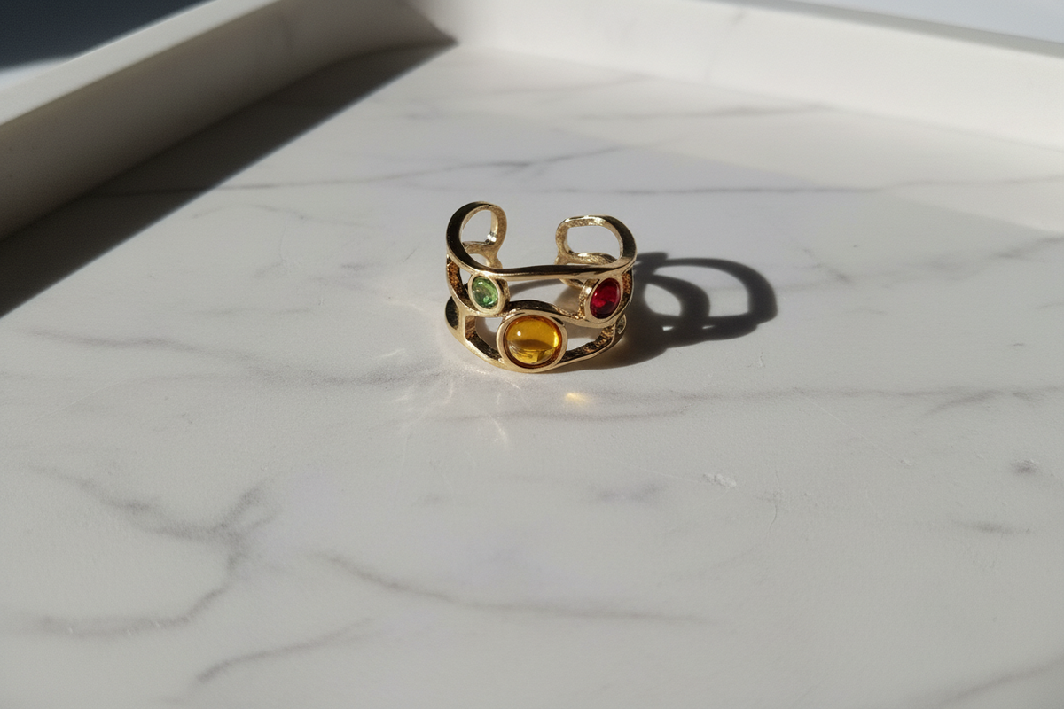 Bague multicolore sur plateau marbre