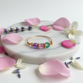 Bague multicolore sur plateau