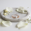 Bague perle blanche sur plateau
