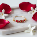 Bague perles rouges sur plateau