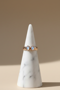 Bague pierre de lune sur présentoir