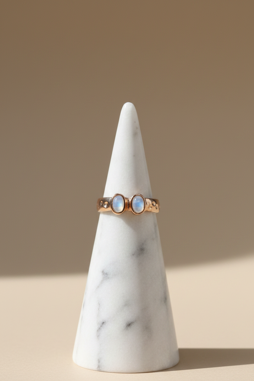 Bague pierre de lune sur présentoir