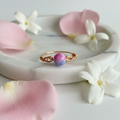 Bague rose sur plateau