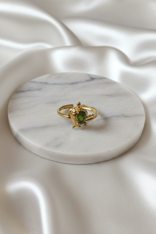 Bague tortue verte sur plateau marbré