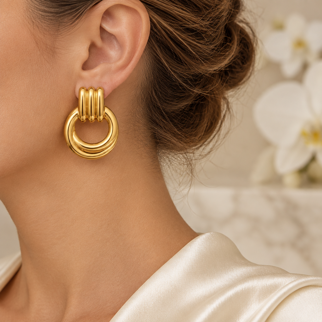 Boucle anneau doré portée à l’oreille gauche dans le même décor élégant