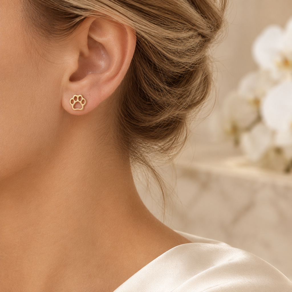 Boucle patte ajourée portée à l’oreille gauche dans le même décor élégant