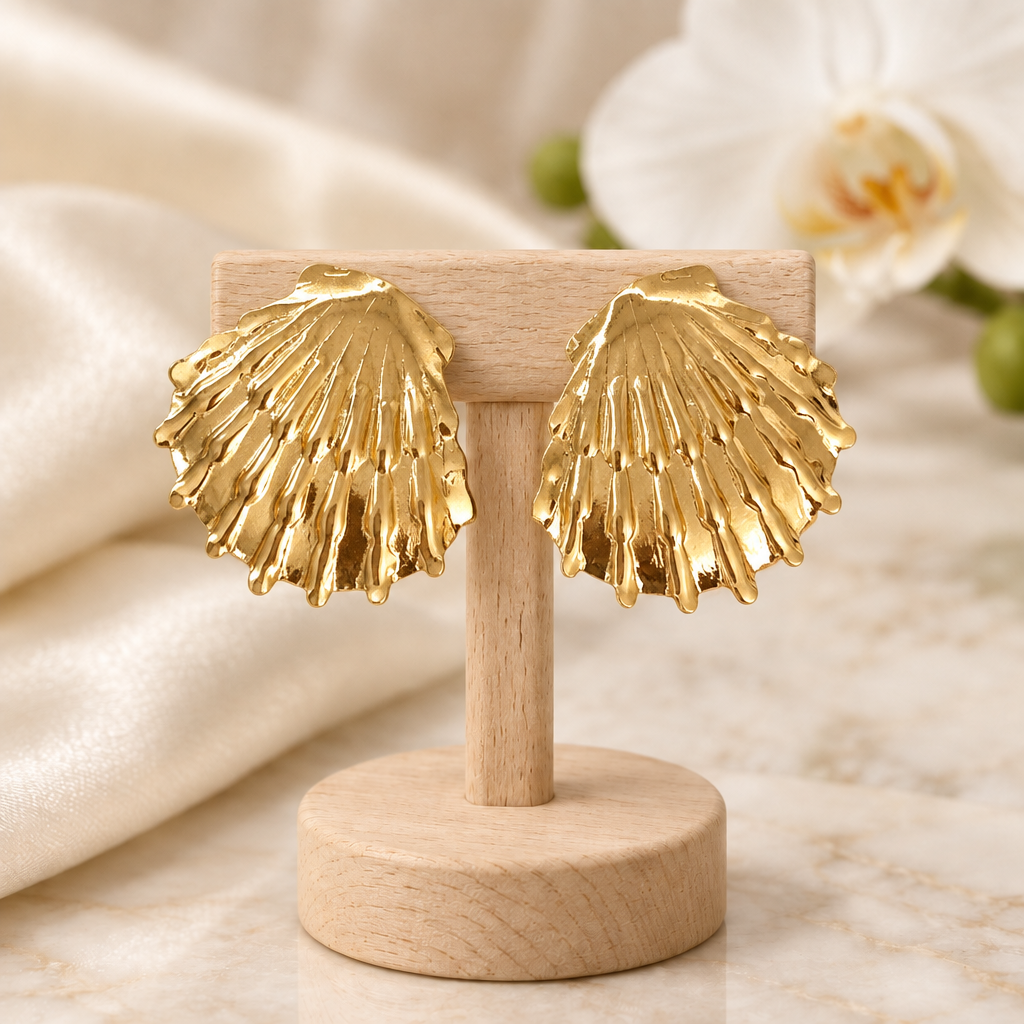 Boucles dorées en éventail sur un présentoir en bois dans un décor chic