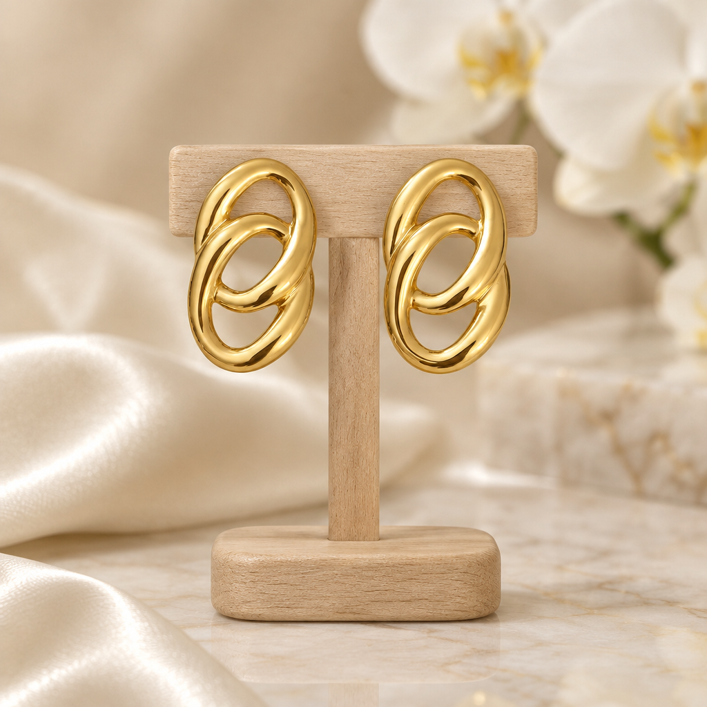 Boucles dorées entrelacées sur un présentoir en bois dans un décor chic