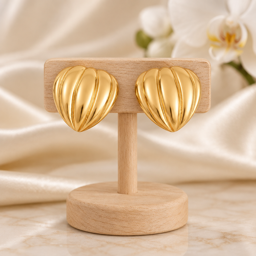 Boucles dorées rainurées sur un présentoir en bois dans un décor chic