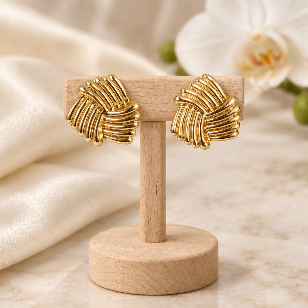 Boucles dorées striées sur un présentoir en bois, décor chic
