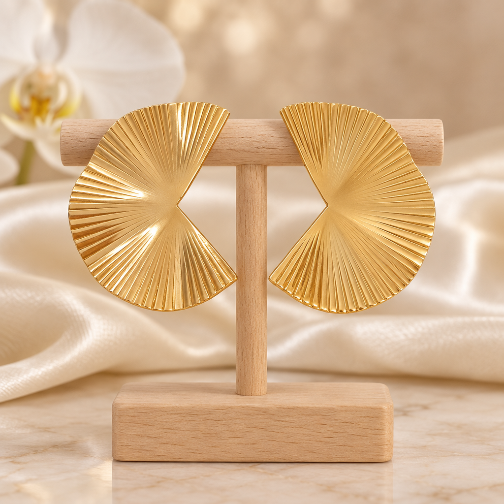 Boucles dorées striées sur un présentoir en bois dans un décor chic