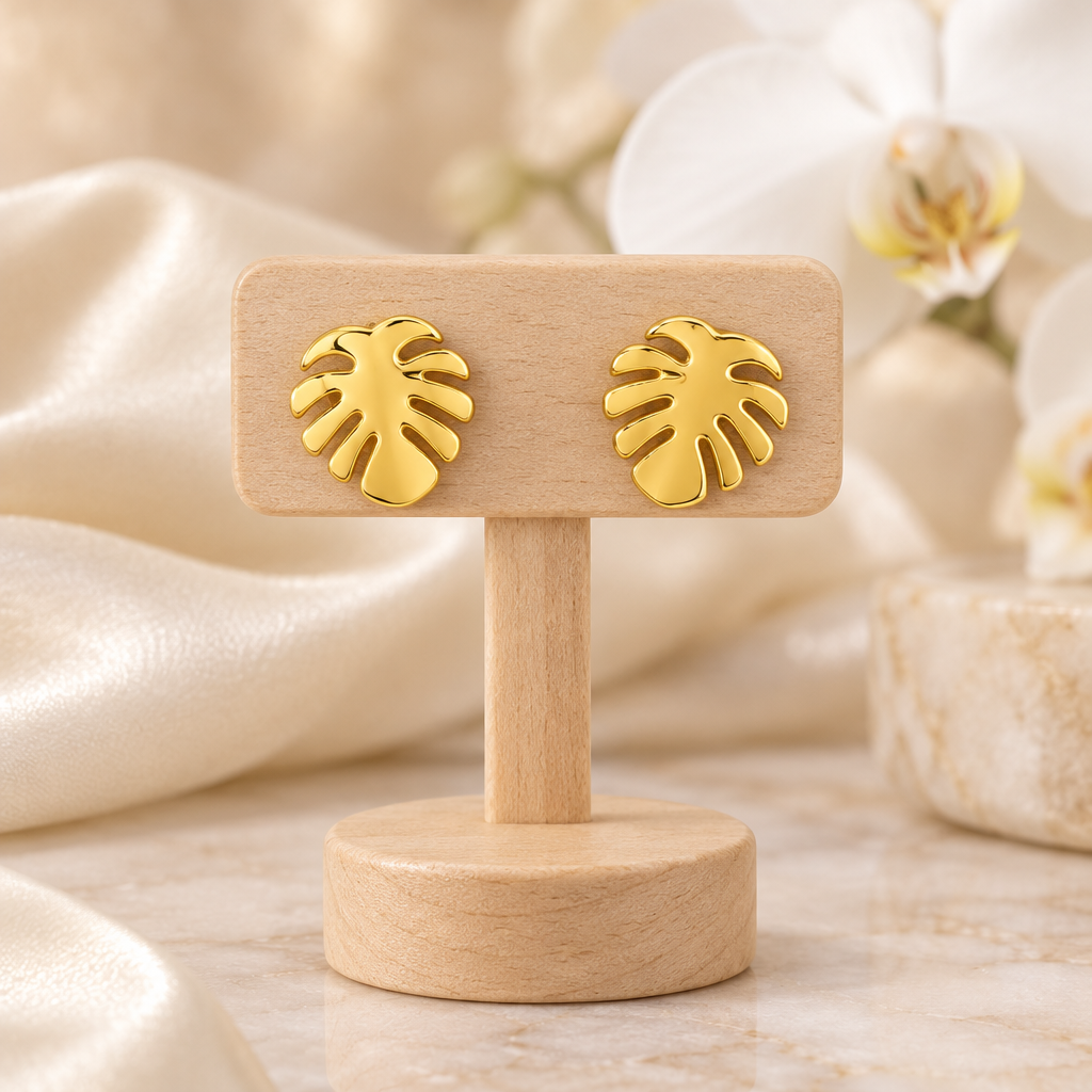 Boucles feuilles tropicales en doré jaune lumineux sur le présentoir en bois