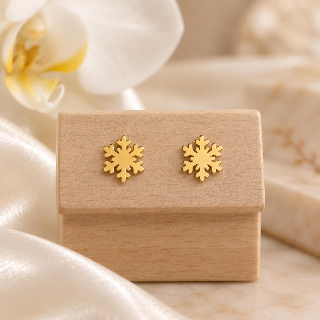 Boucles flocons dorés sur un présentoir en bois dans un décor chic