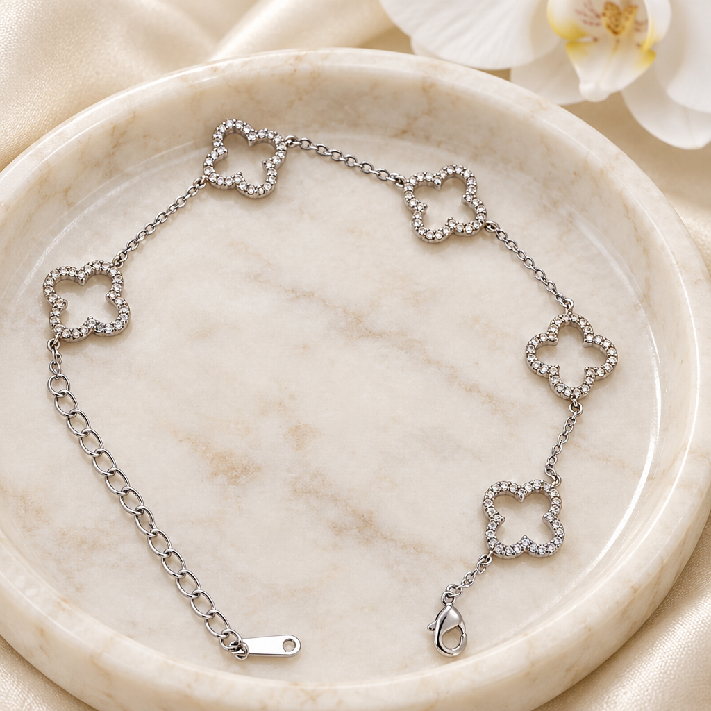Bracelet argenté à strass présenté en gros plan dans un petit plateau clair, avec un décor chic et lumineux