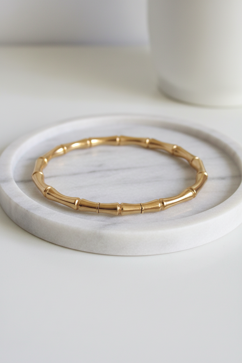 Bracelet bambou doré sur plateau marbre