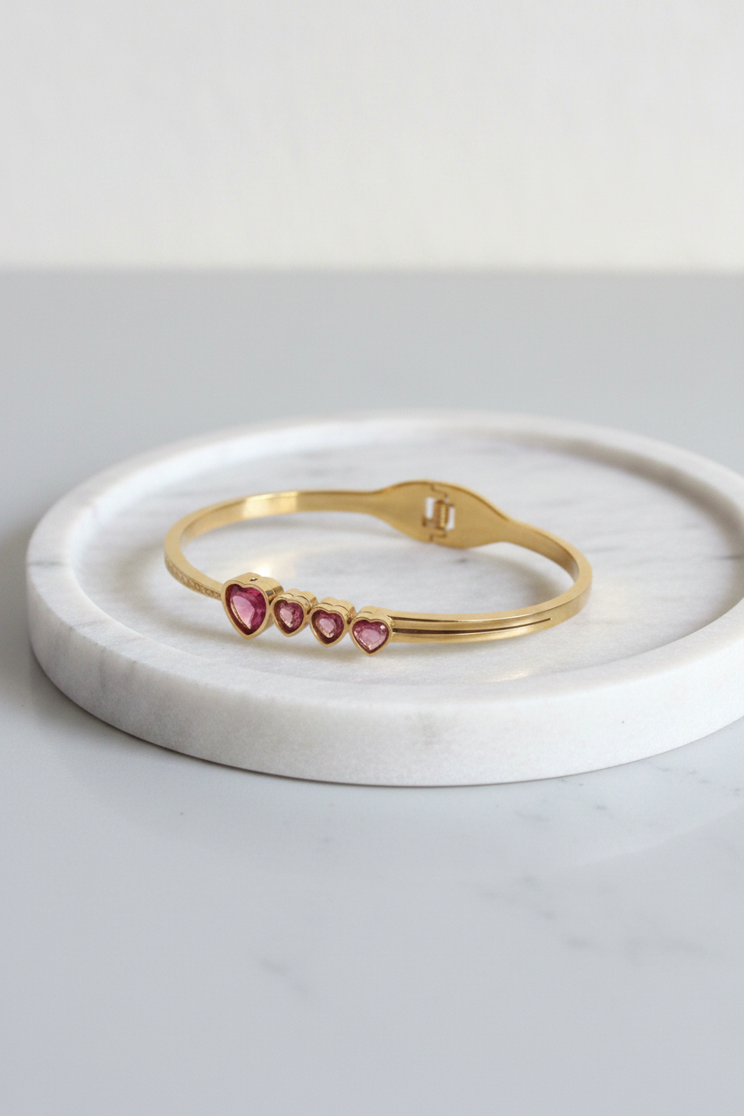 Bracelet cœurs sur plateau marbre