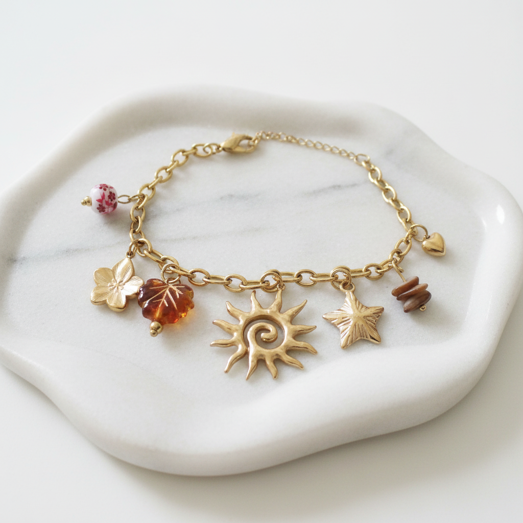 Bracelet charms dorés plateau marbre
