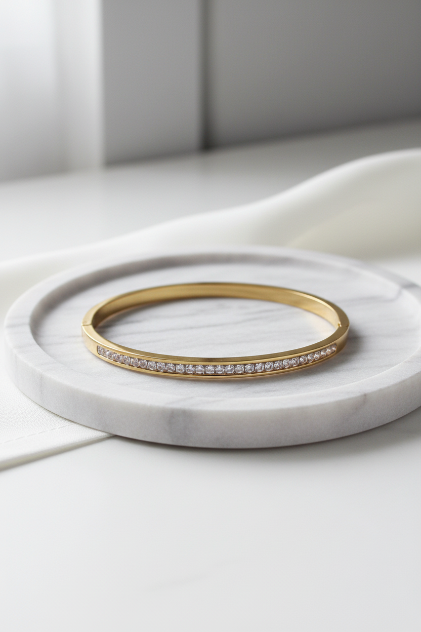 Bracelet cristaux blancs sur plateau marbre