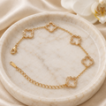Bracelet doré à strass dans un petit plateau clair, décor chic
