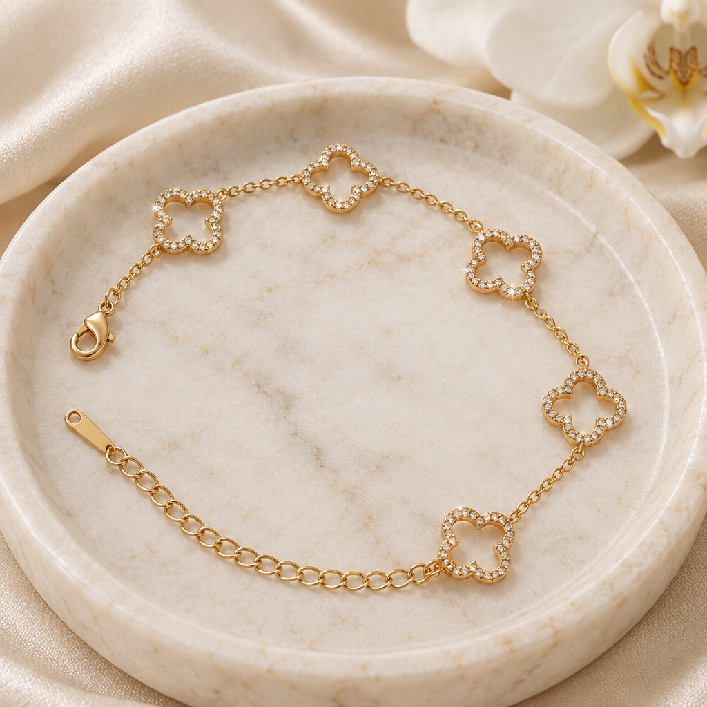 Bracelet doré à strass dans un petit plateau clair, décor chic
