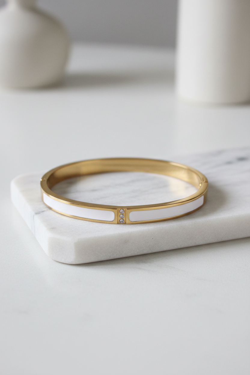 Bracelet émail blanc barre diamants sur plateau marbre