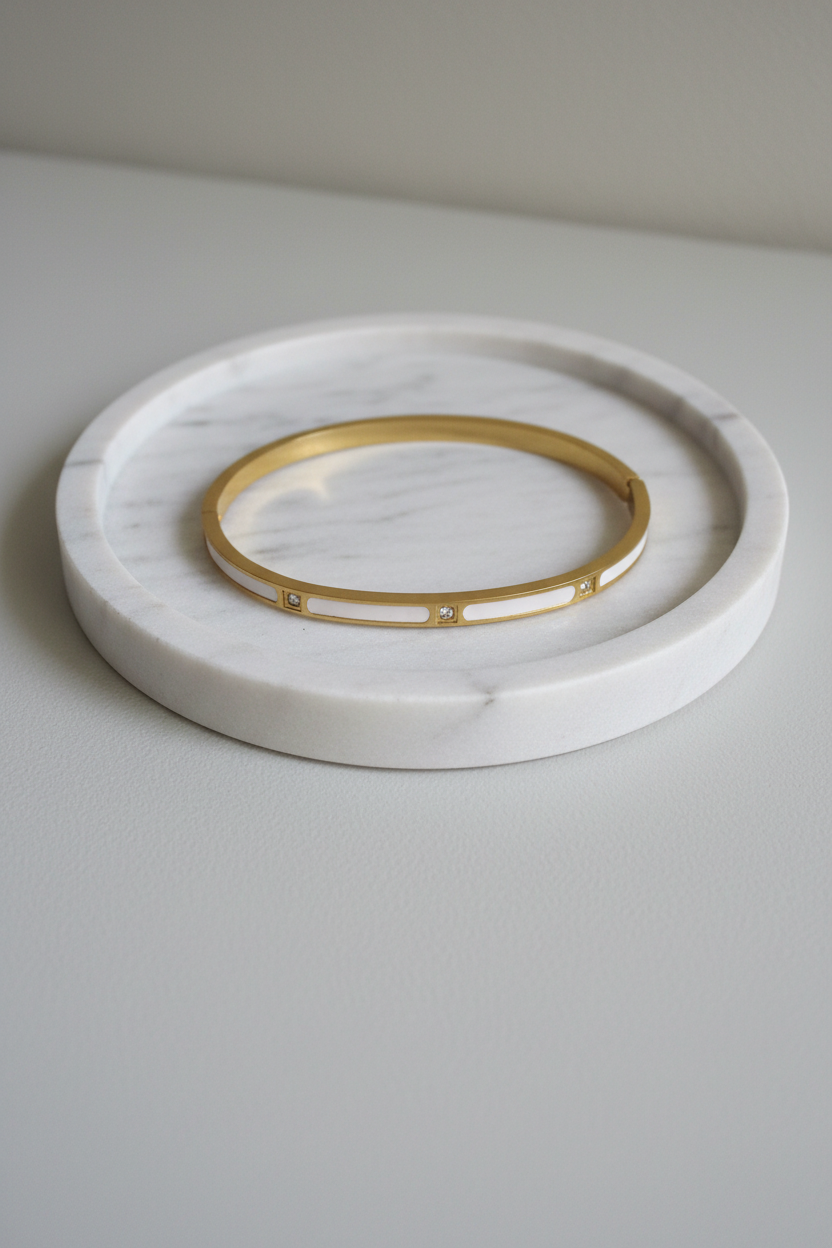 Bracelet émail blanc sur plateau marbre