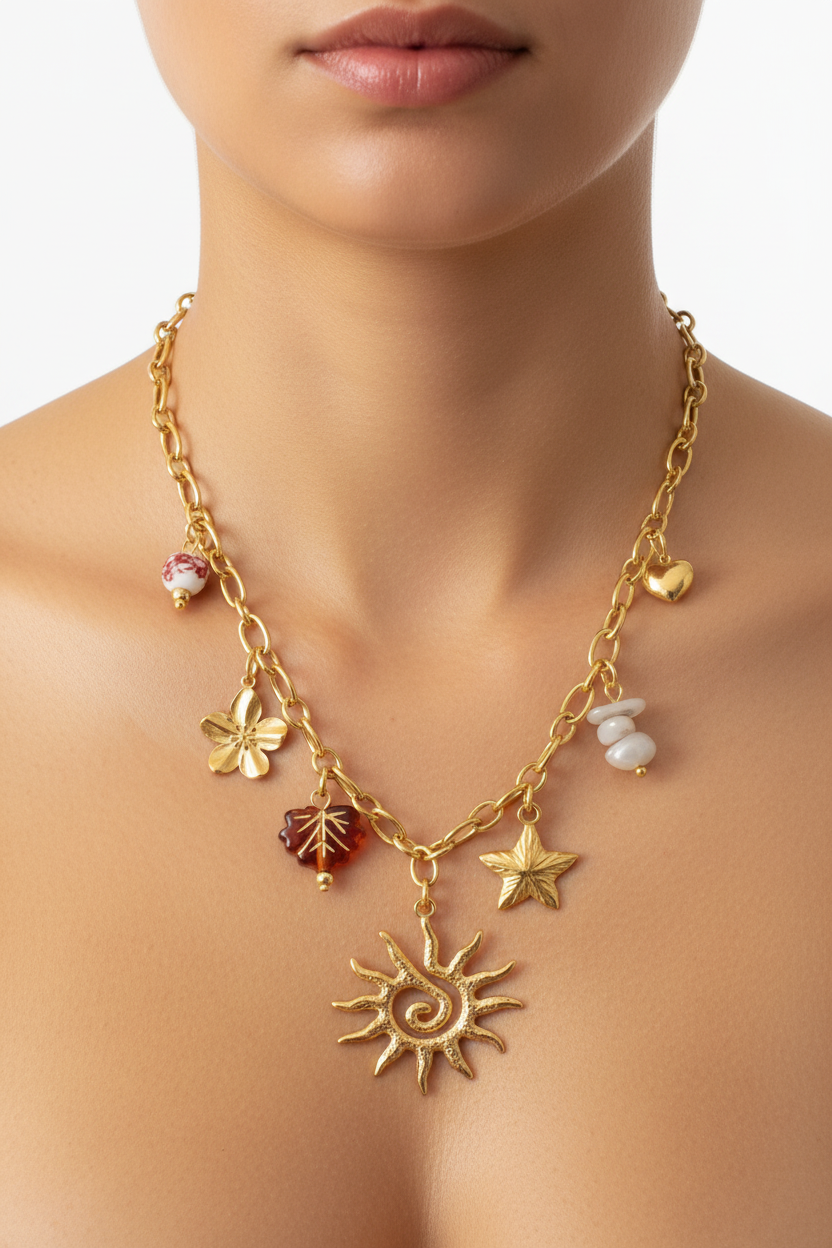 Collier charms dorés nature porté sur cou féminin