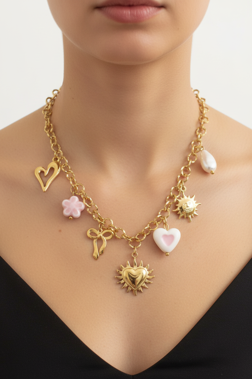 Collier charms romantiques cœurs soleil nœud porté sur cou féminin