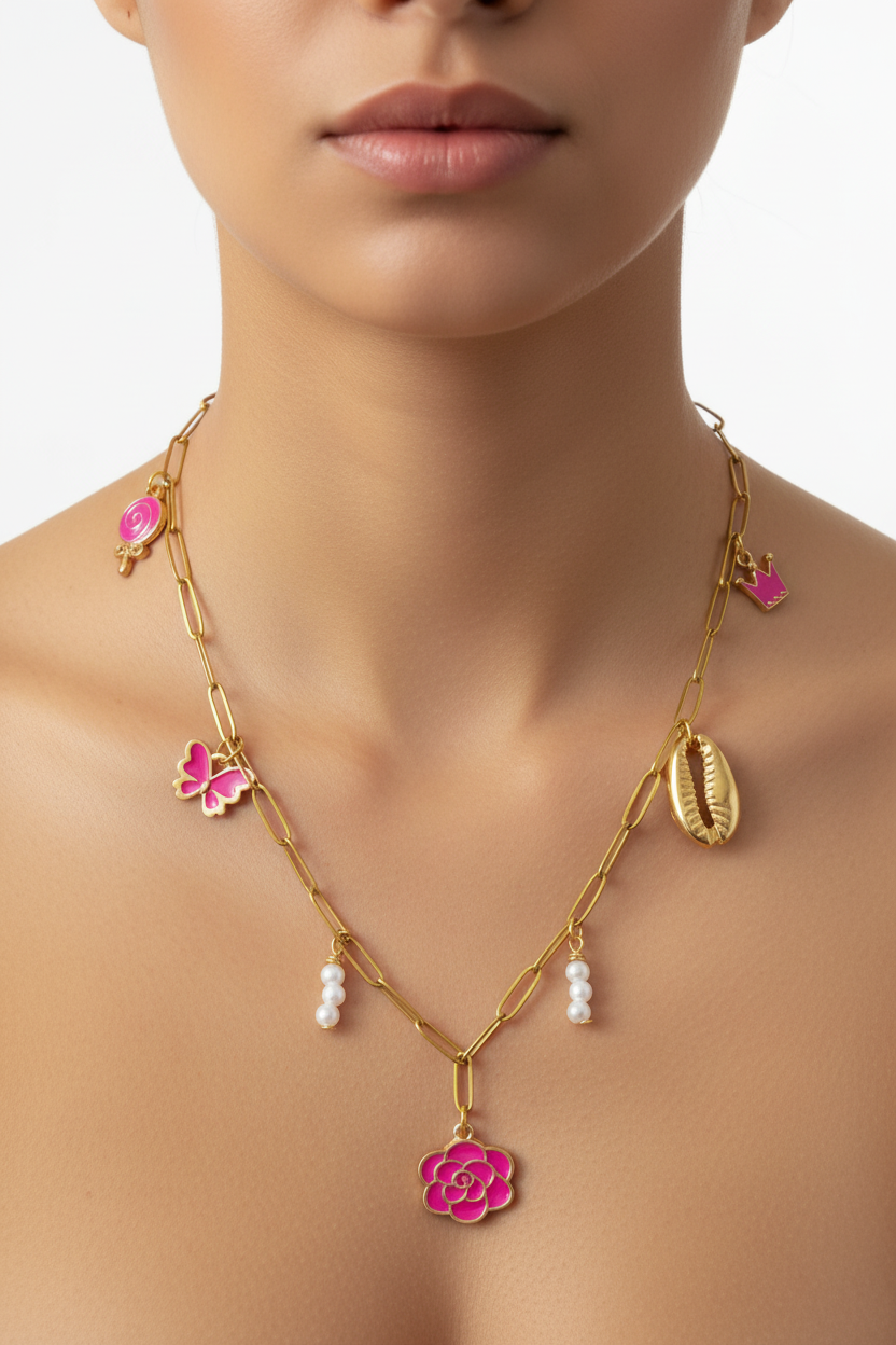 Collier charms roses fuchsia porté sur cou féminin