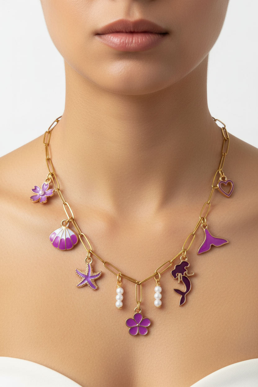 Collier charms violets sirène ocean porté sur cou féminin