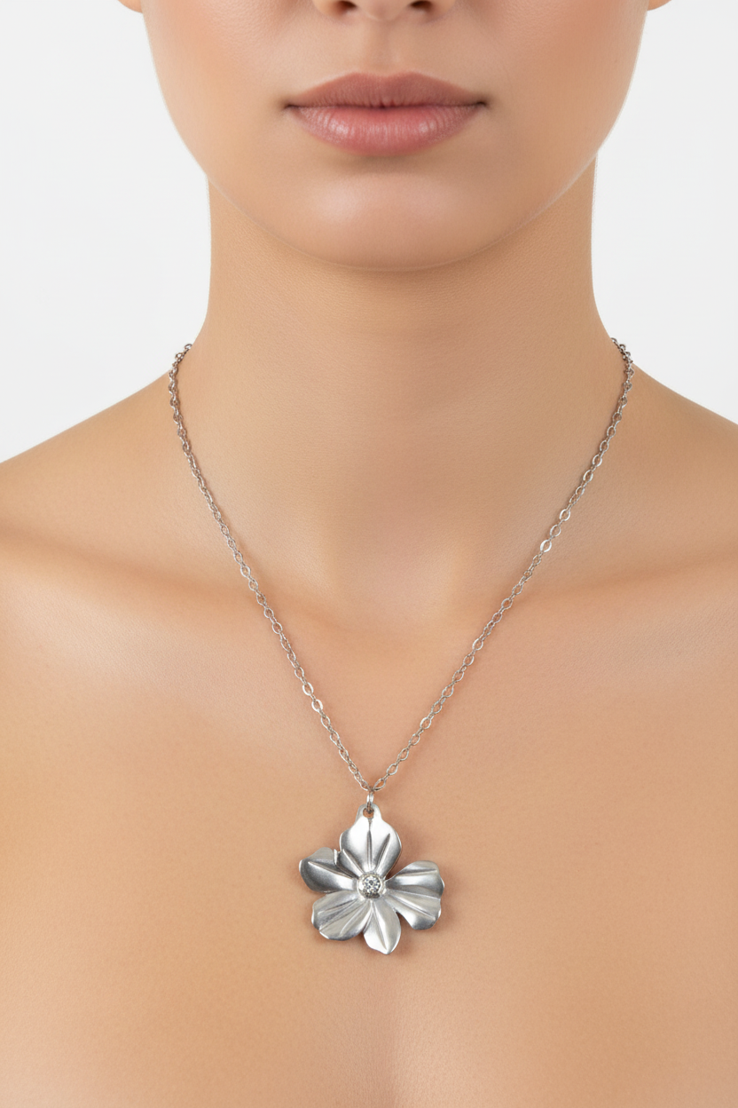 Collier fleur argentée porté sur cou féminin