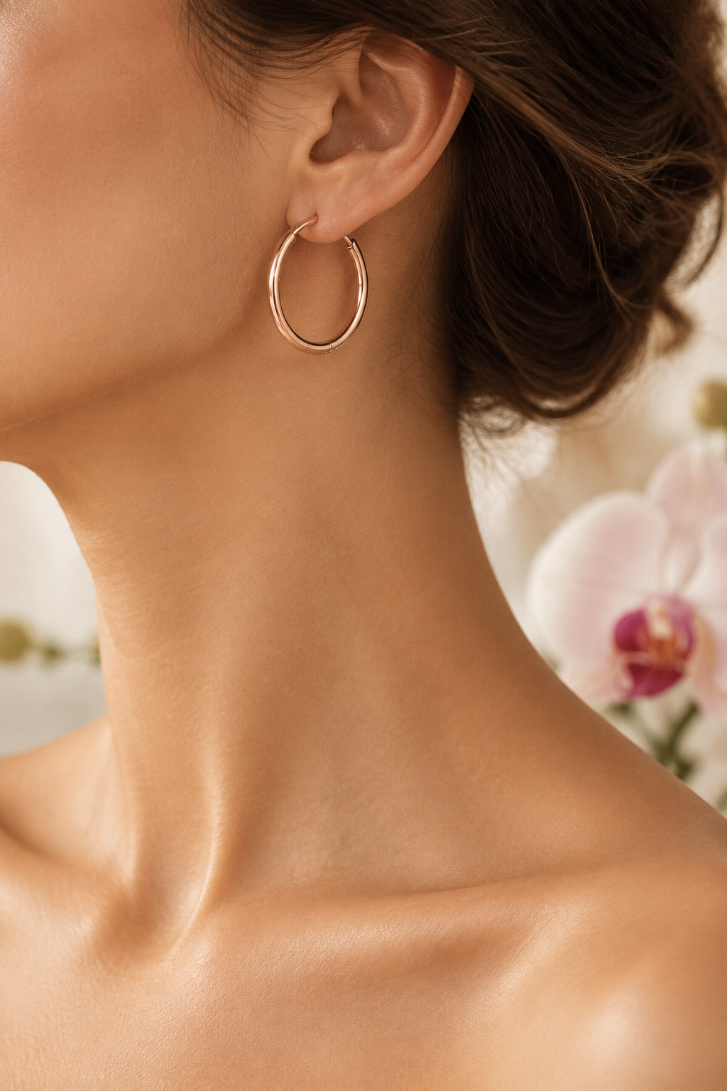 Femme portant créoles or rose sans visage