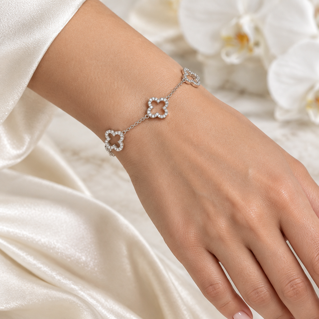 Nouvel essai avec un seul bracelet en un seul tour, sur un poignet avec une manucure nude