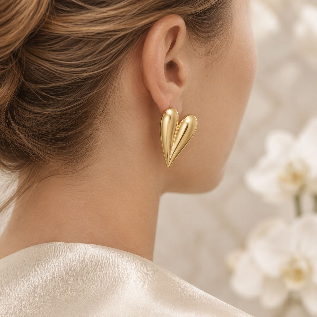 Nouvel essai avec une seule boucle cœur allongé à l’oreille gauche