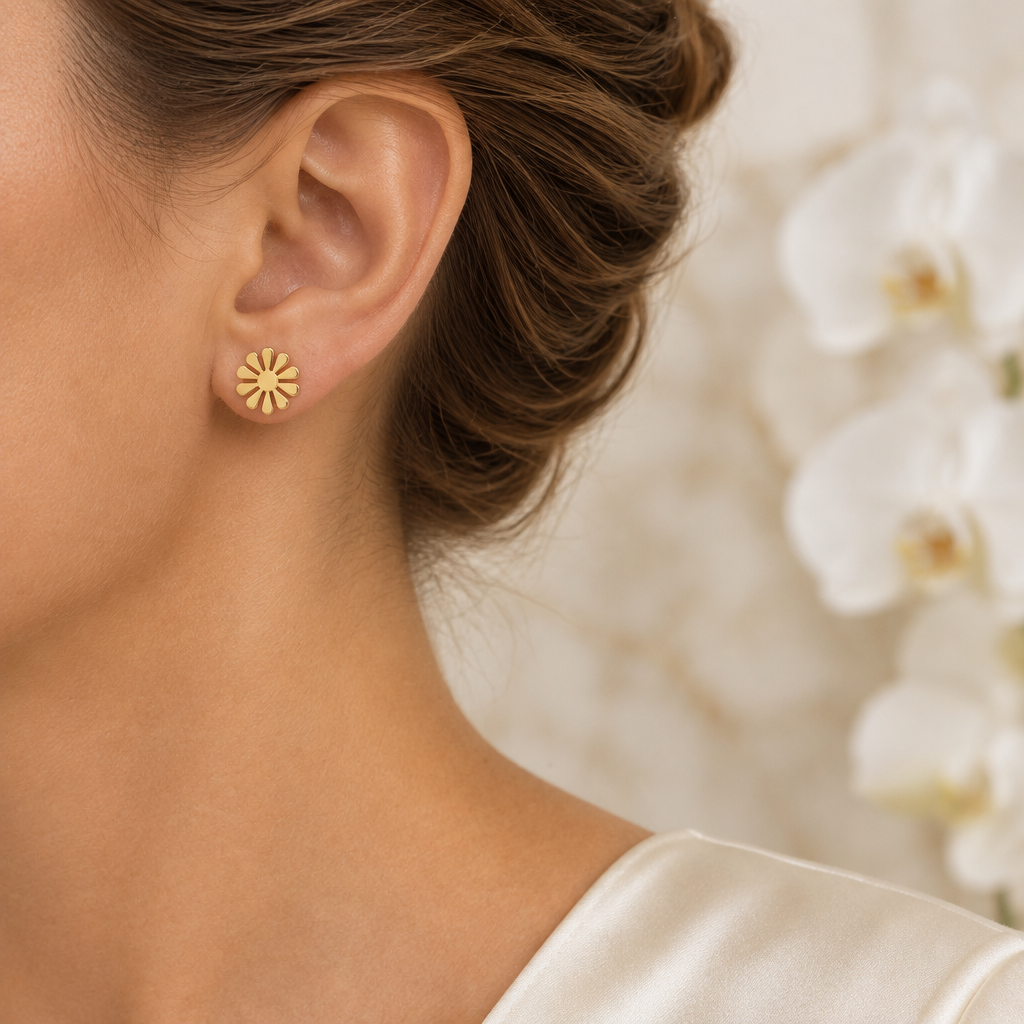 Nouvel essai de la boucle fleur dorée portée à l’oreille gauche
