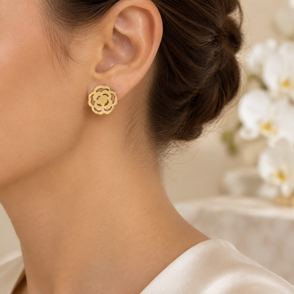 Nouvel essai de la rose dorée portée à l’oreille gauche