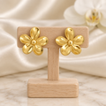 Nouvelle version des boucles fleurs sur le présentoir en bois