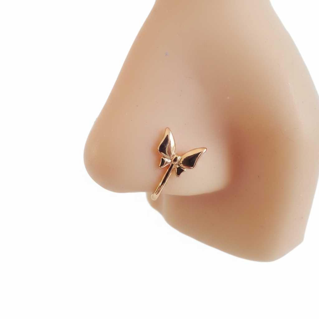 Piercing narine libellule dorée sur nez féminin