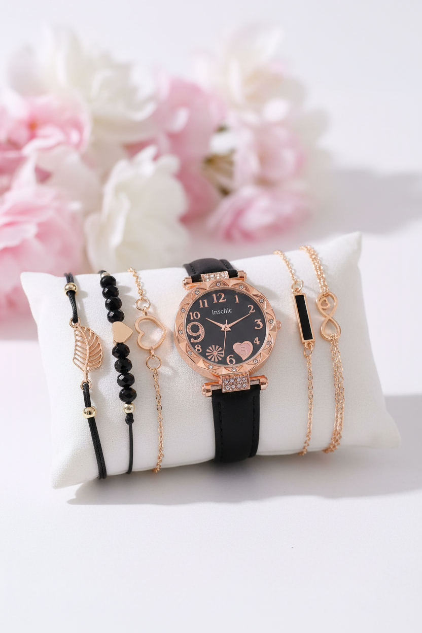 Set bijoux noir et doré sur oreiller avec fleurs claires