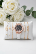 Set montre et bracelets sur oreiller
